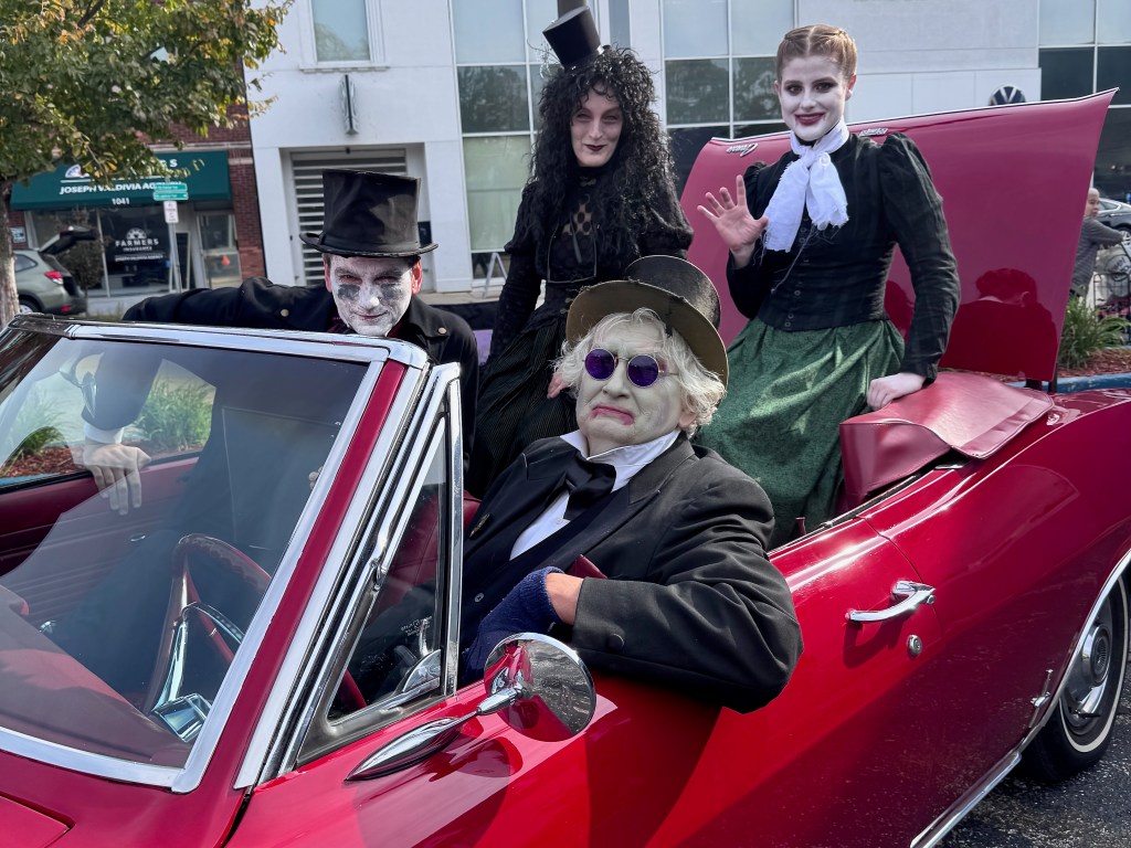 Candy crush: Local shops welcome costumed crowds ahead of Halloween — Evanston RoundTable